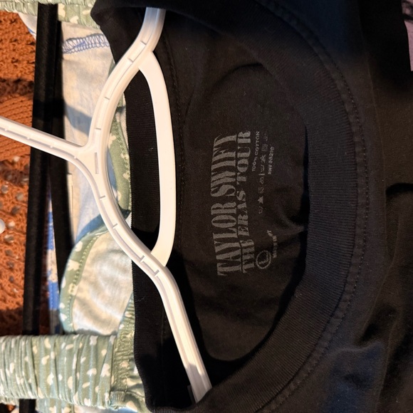 Taylor Swift Black Tour T-Shirt - Picture 3 of 3